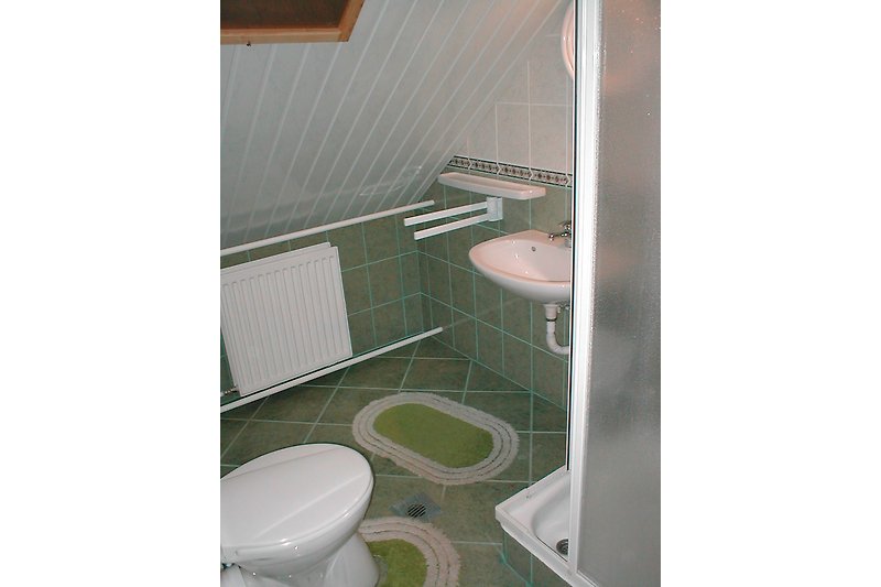 Modernes Badezimmer mit lila Akzenten, stilvollem Waschbecken und Toilette.