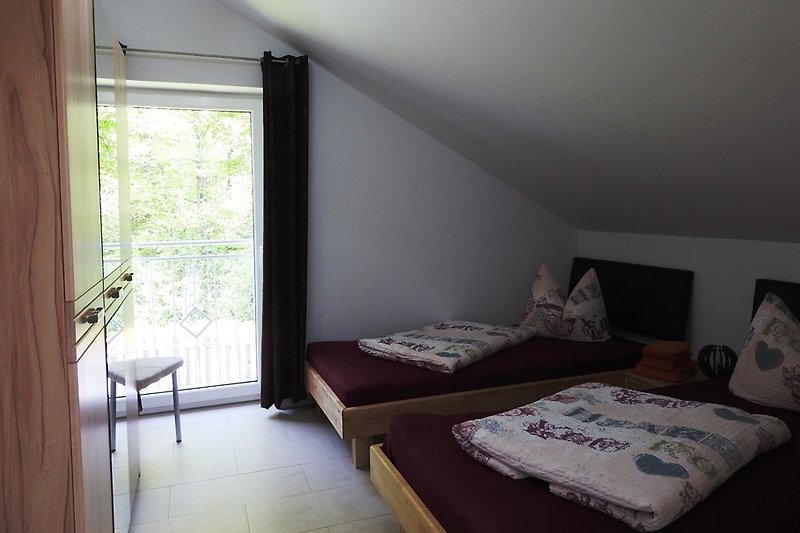 Schlafzimmer mit Einzelbetten im OG
