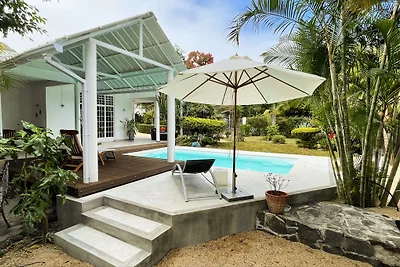 Bungalow mit Pool und tollem Garten