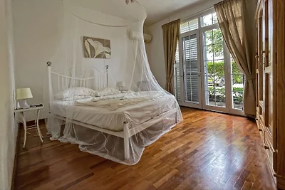 Bungalow mit Pool und tollem Garten