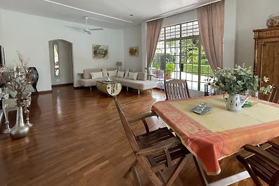 Bungalow mit Pool und tollem Garten