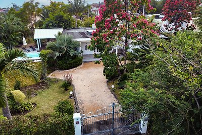 Bungalow met zwembad en grote tuin