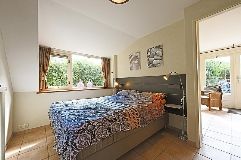 Komfortables Schlafzimmer mit stilvollen Möbeln und gemütlicher Einrichtung.