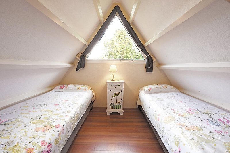 Gemütliches Schlafzimmer mit bequemem Bett und stilvoller Beleuchtung.