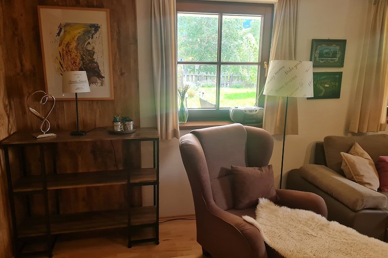 Wohnzimmer mit Holzmöbeln und Fensterblick. Gemütliche Einrichtung.