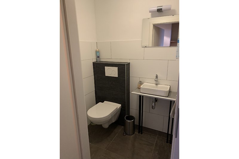 Schönes Badezimmer mit lila Badmöbeln und modernem Waschbecken.