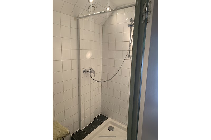 Schönes Badezimmer mit moderner Dusche und Glaswänden.