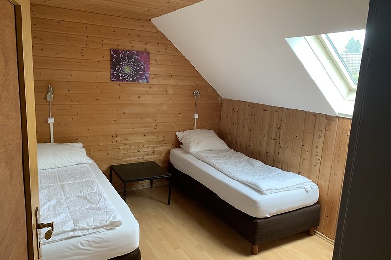 Gemütliches Schlafzimmer mit stilvollem Holzbett und gemütlicher Einrichtung.