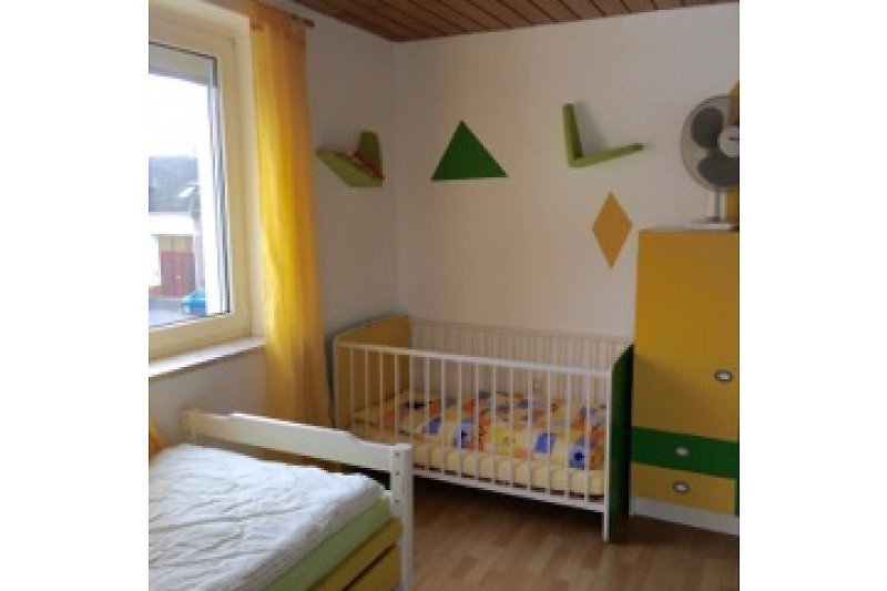Kinderzimmer mit Babybett