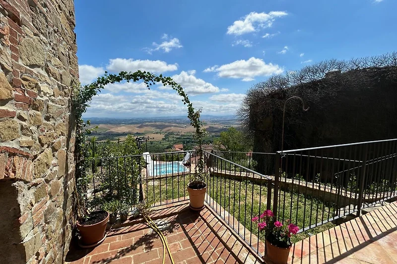 Garten mit Whirlpool und Blick auf die toskanische Landchaft