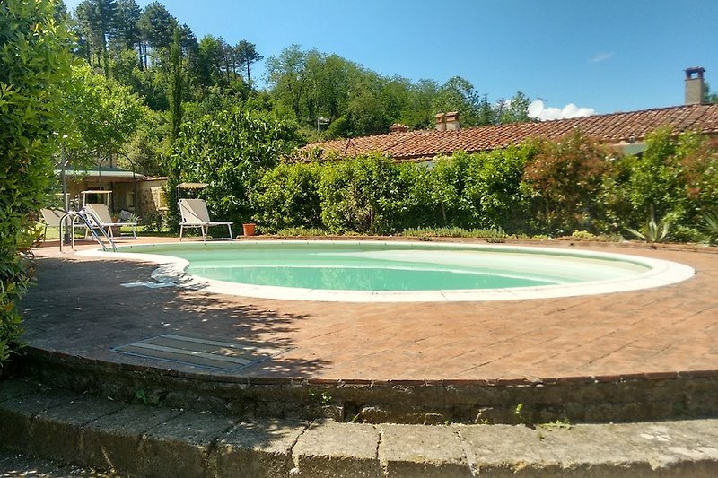 Uitzicht op de twee huizen vanuit het zwembad