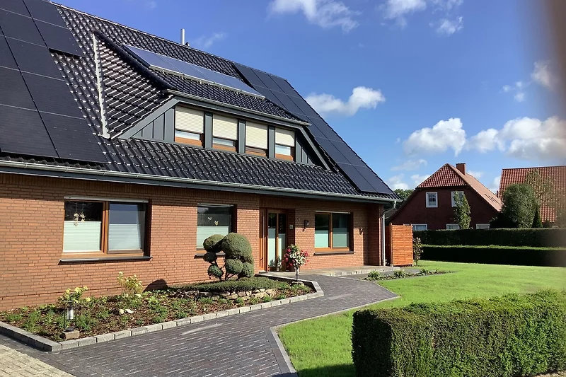 Charmante Villa mit einzigartigem Dach und großzügigen Fenstern.