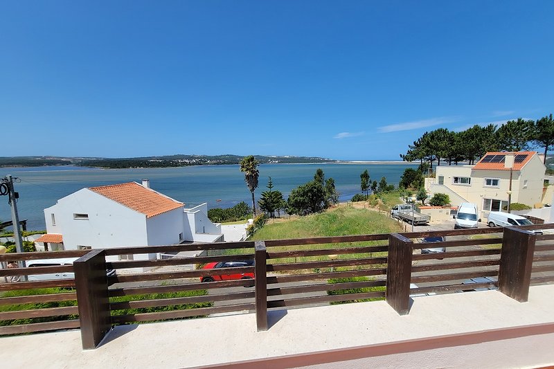 Privates Ferienhaus mit Palmen, Strand und Blick auf die Lagune.