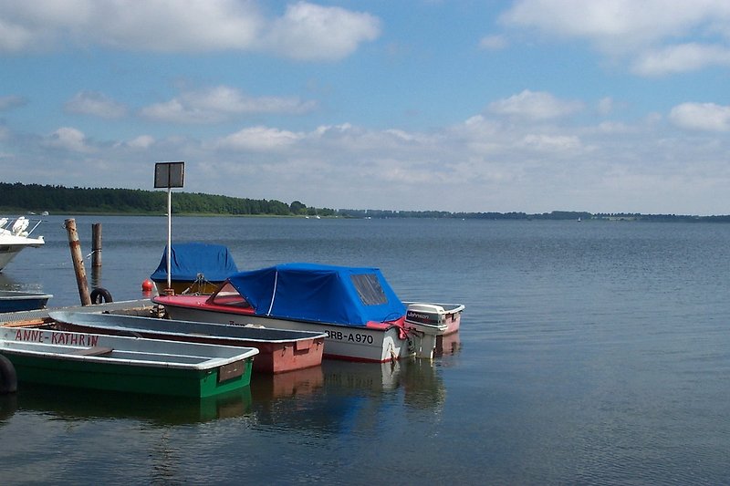 Wasser, Boot, Himmel und Wolken - perfekt für einen erholsamen Urlaub am See.