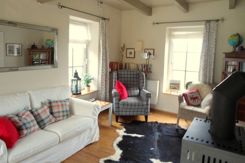 Ein stilvolles Wohnzimmer mit bequemer Couch und Pflanzen.