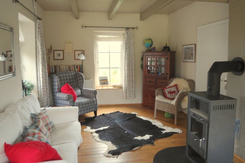 Ein stilvolles Wohnzimmer mit bequemer Couch und einer gemütlichen Atmosphäre.