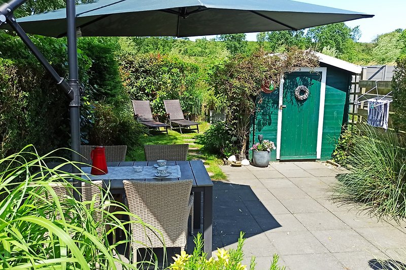 Dünenblick + Garten - bewachsene Rückseite der Düne im Hintergrund - Sonnenschirm UV-Schutz 80+