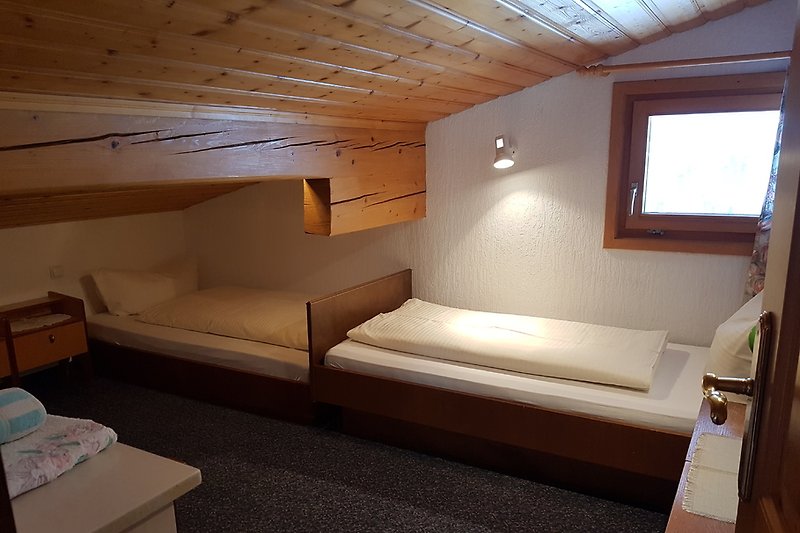 Kinderzimmer mit Dachschräge, hinteres Bett 90x170 cm