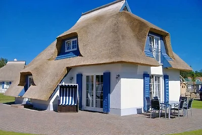 Casa con tetto di paglia direttamente sul mare