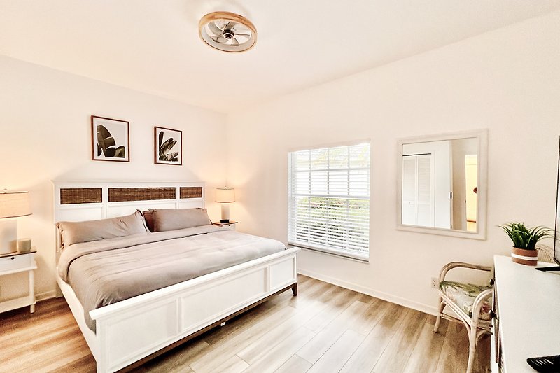 Modernes Schlafzimmer mit bequemem Bett, stilvoller Beleuchtung und Holzmöbeln.