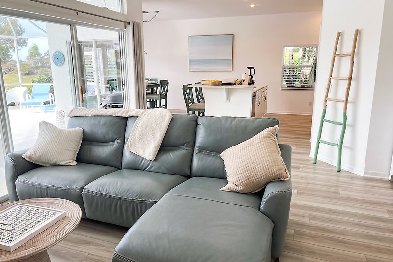 Modernes Wohnzimmer mit bequemer Couch, stilvollem Design und Fensterblick.