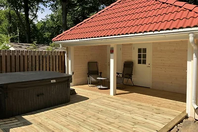 Karins Stuga mitt Jacuzzi und Sauna
