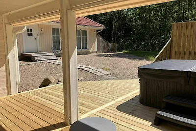 Karins Stuga mitt Jacuzzi und Sauna