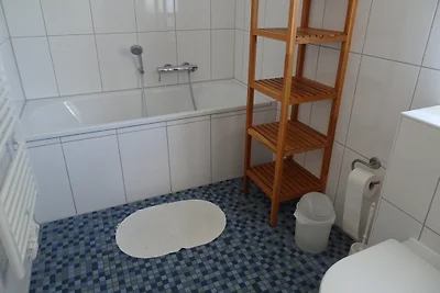 Casa con tetto di paglia direttamente sul mare