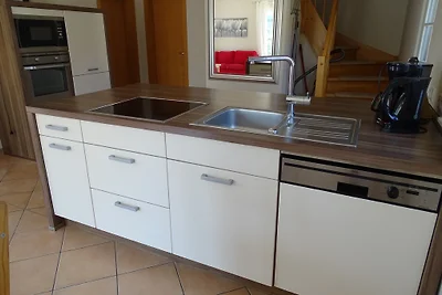 Casa con tetto di paglia direttamente sul mare