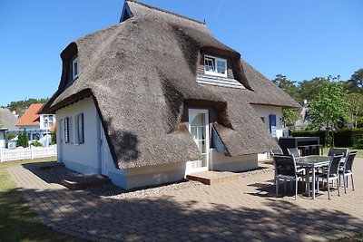 Casa con techo de paja junto al mar