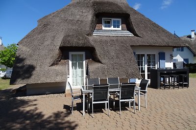 Casa con techo de paja junto al mar