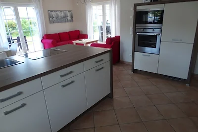 Casa con tetto di paglia direttamente sul mare