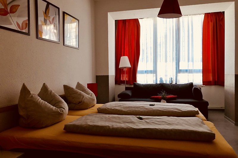 Stilvolles Schlafzimmer mit warmem Licht, Holzmöbeln und dekorativen Vorhängen.