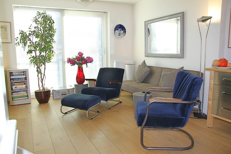 Gemütliches Wohnzimmer mit bequemen Möbeln und schöner Beleuchtung. Entspannen Sie sich und genießen Sie den Komfort.