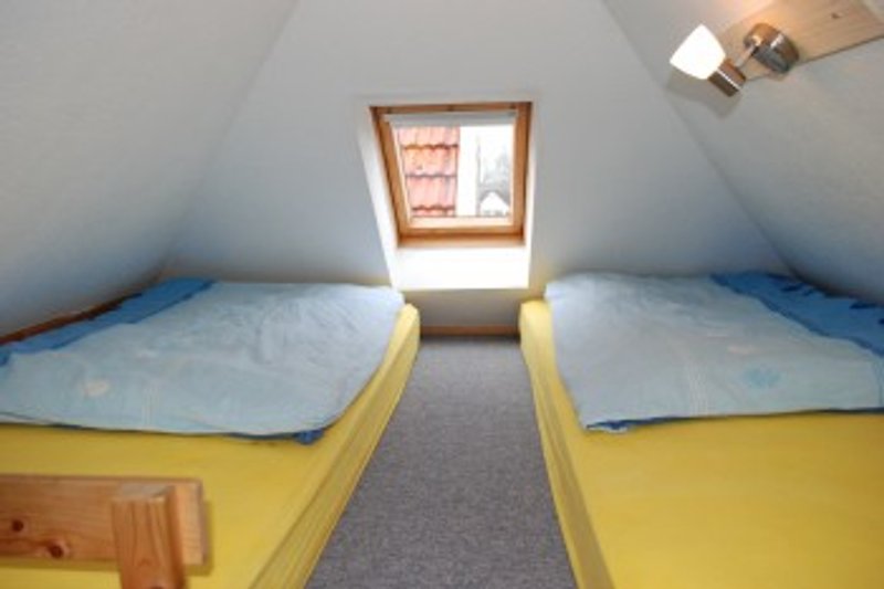 Spitzboden, 2 Schlafgelegenheiten 100x200 cm, idealerweise für Kinder (keine Stehhöhe)