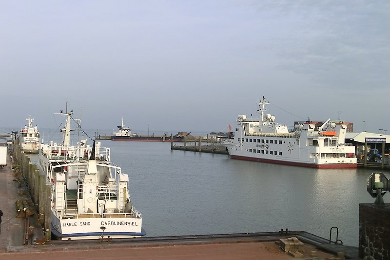 Der Hafen von Harlesiel mit der Fähre nach Wangerooge, immer einen Tagesausflug Wert !