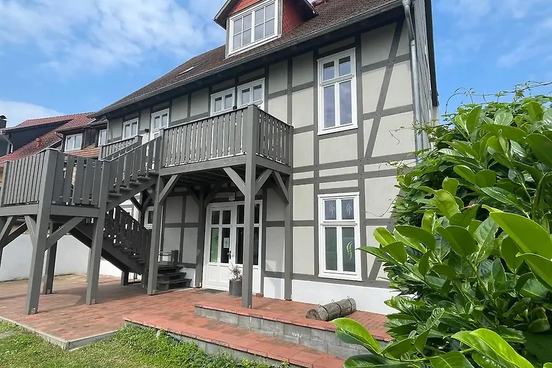 Charmantes Haus mit Balkon, Veranda und Sprossenfenstern.