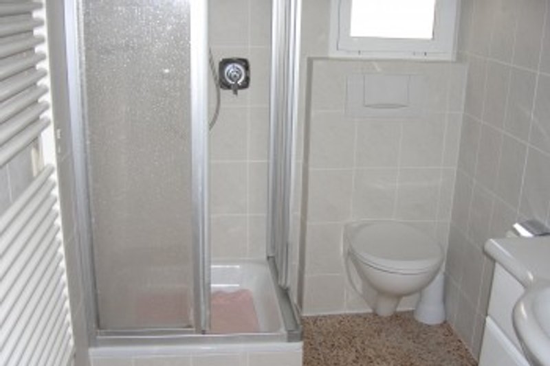 Duschbad mit wandhängendem WC u.Schrankwaschtisch