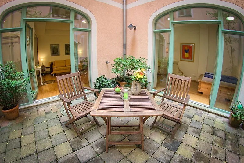 Wohn- und Schlafzimmer vom Patio aus erreichbar