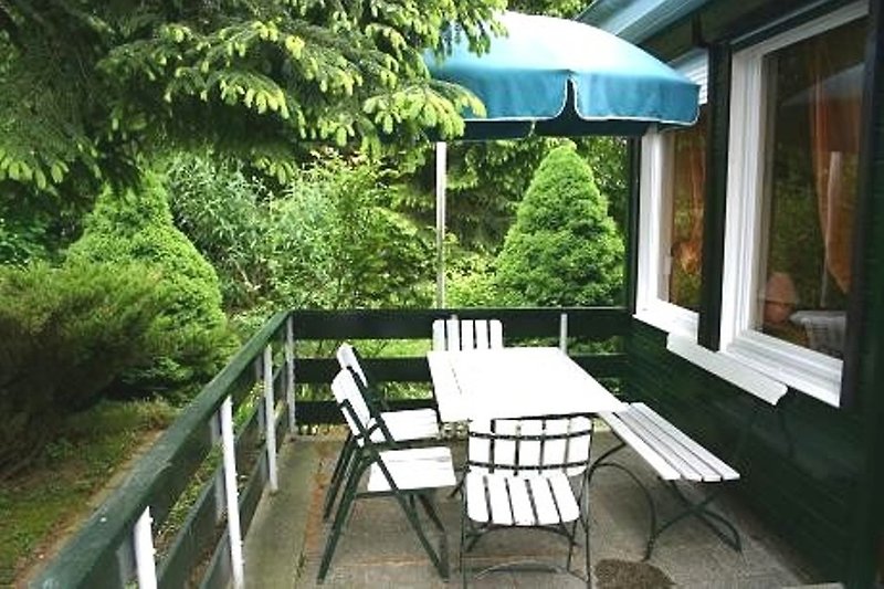 Terrasse mit Gartenmöbel und Grill