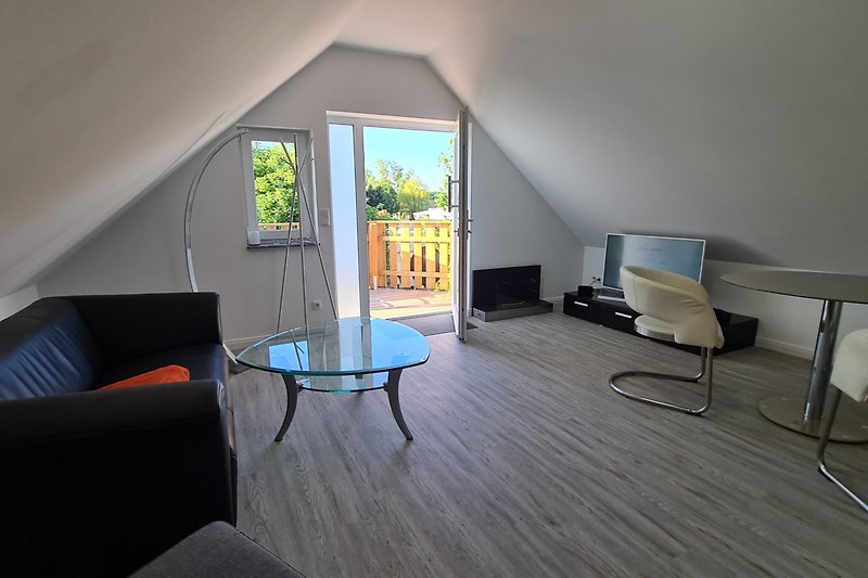 Wohnzimmer mit Essecke und Küchenblock
