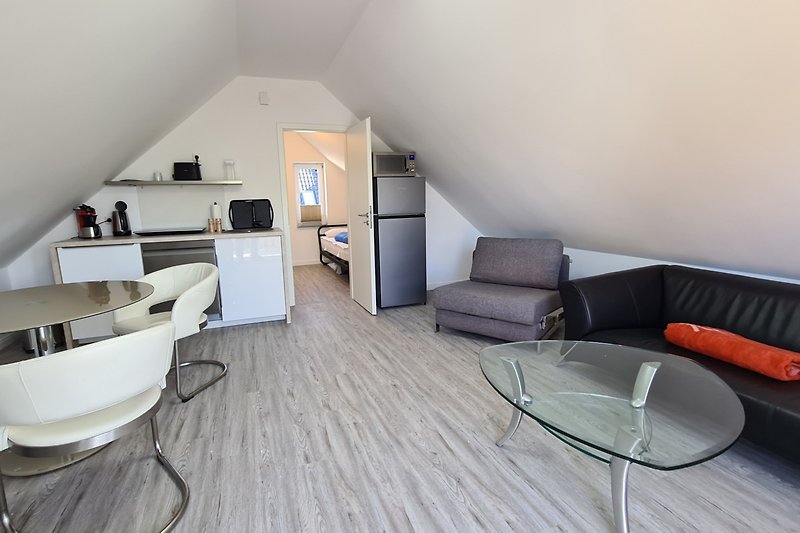 Wohnzimmer mit Essecke und Küchenblock