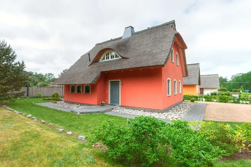 Reetgedecktes Landhaus mit traditioneller Ausstrahlung.