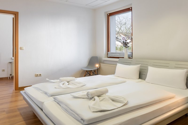 Schlafzimmer mit gemütlichem Doppelbett und stilvoller Einrichtung.