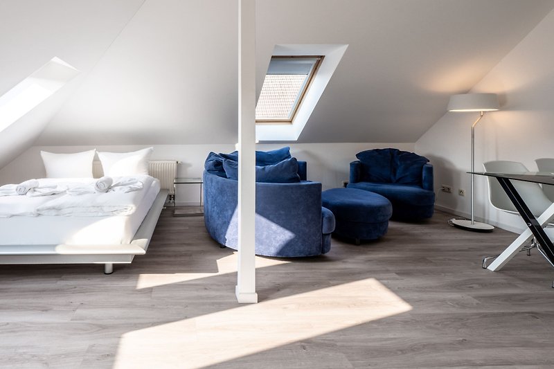 Wohn-/Schlafzimmer mit Sitzecke und Doppelbett