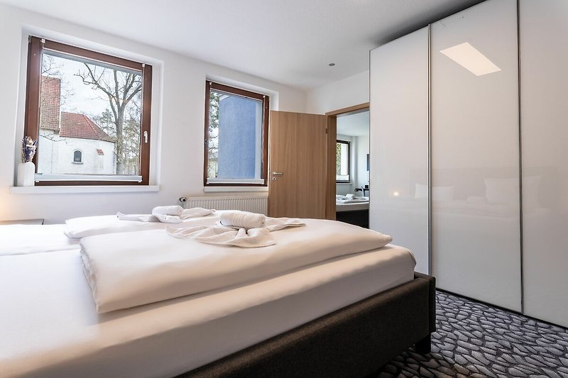Modernes Schlafzimmer mit stilvollem Bett und elegantem Design.
