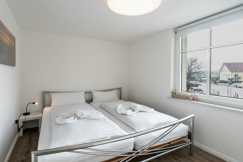Modernes Schlafzimmer mit Doppelbett