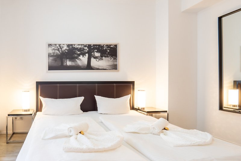 Gemütliches Schlafzimmer mit Doppelbett und stilvoller Beleuchtung.