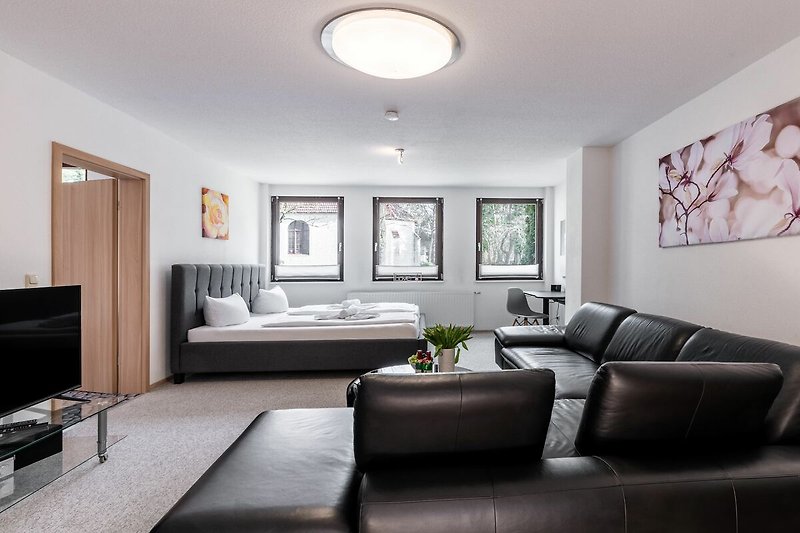 Stilvolles Wohnzimmer mit bequemer Couch und dekorativer Lampe.