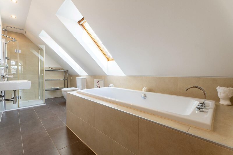 Modernes Badezimmer mit Dusche und Whirlpool